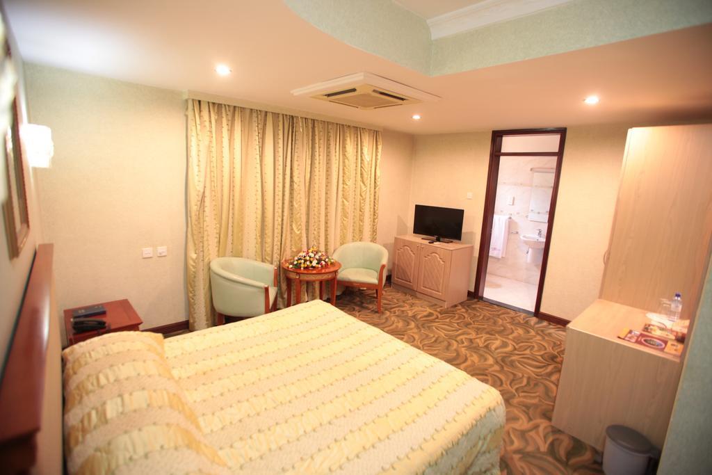 City Royal Resort Hotel Kyambogo  ภายนอก รูปภาพ