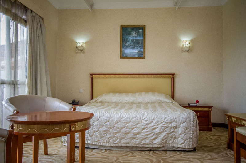 City Royal Resort Hotel Kyambogo  ภายนอก รูปภาพ