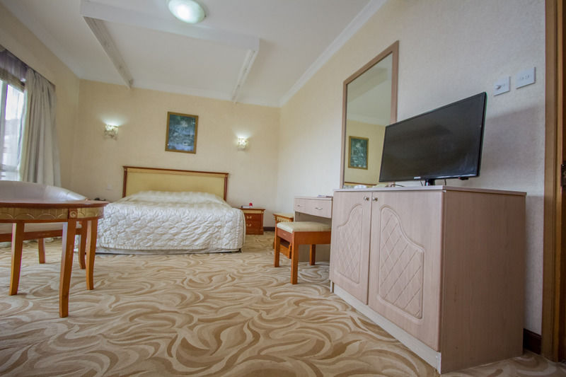 City Royal Resort Hotel Kyambogo  ภายนอก รูปภาพ