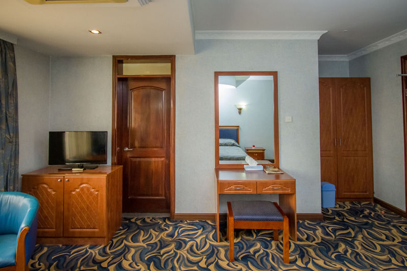 City Royal Resort Hotel Kyambogo  ภายนอก รูปภาพ