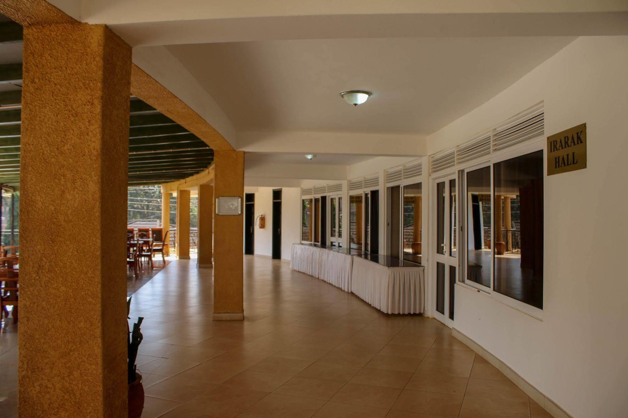 City Royal Resort Hotel Kyambogo  ภายนอก รูปภาพ