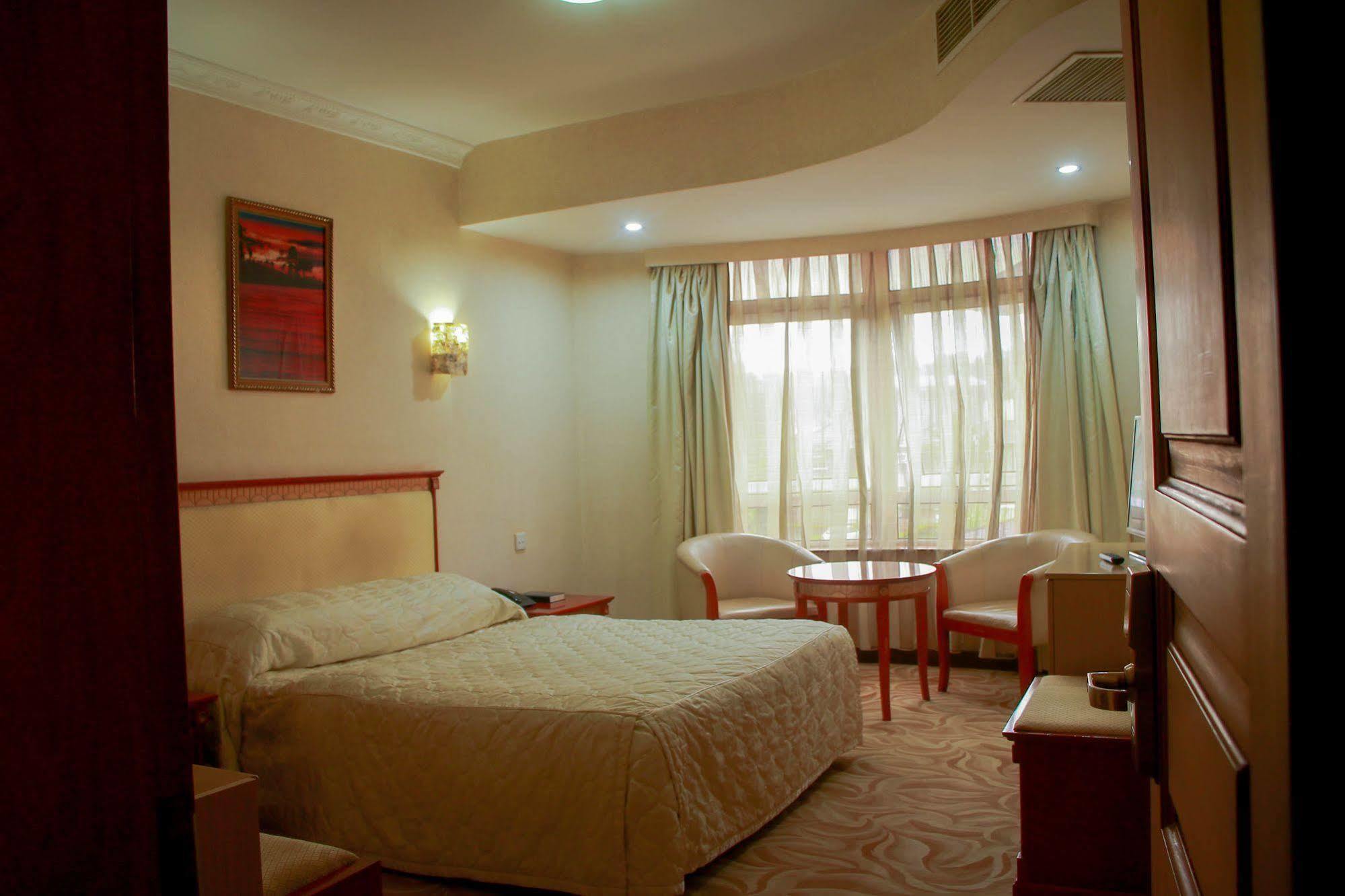 City Royal Resort Hotel Kyambogo  ภายนอก รูปภาพ