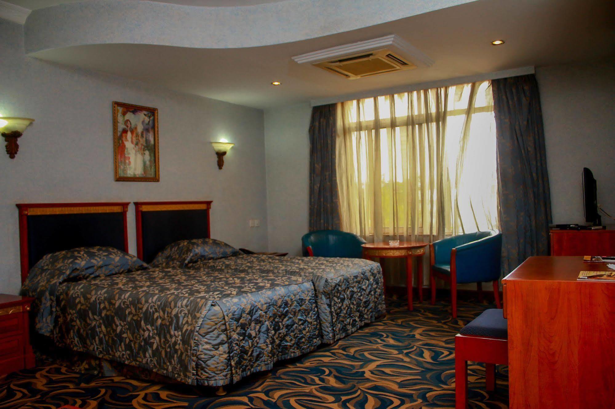 City Royal Resort Hotel Kyambogo  ภายนอก รูปภาพ