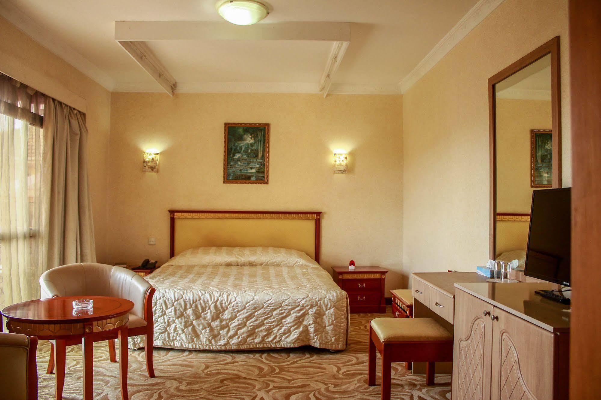 City Royal Resort Hotel Kyambogo  ภายนอก รูปภาพ
