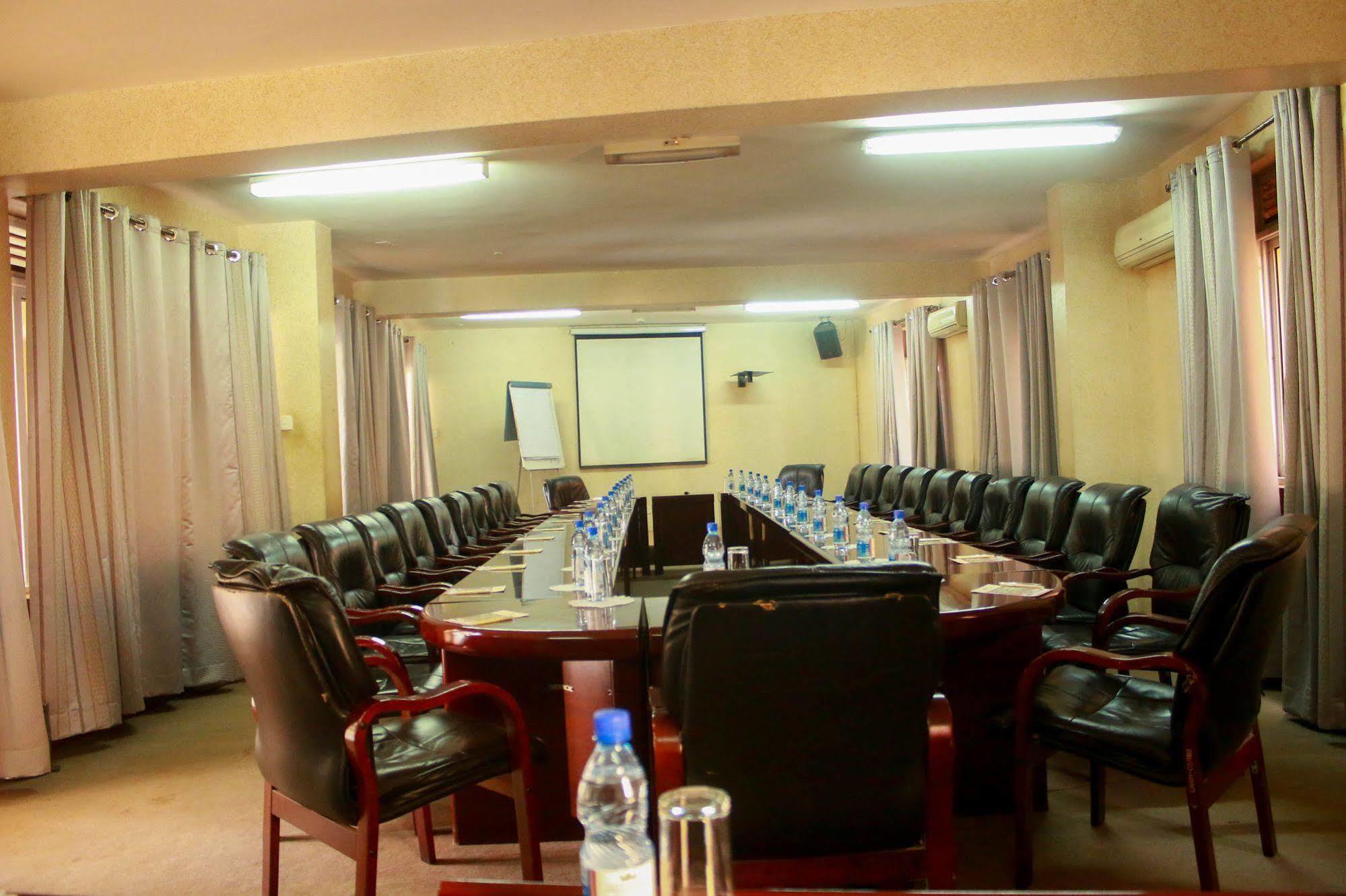 City Royal Resort Hotel Kyambogo  ภายนอก รูปภาพ