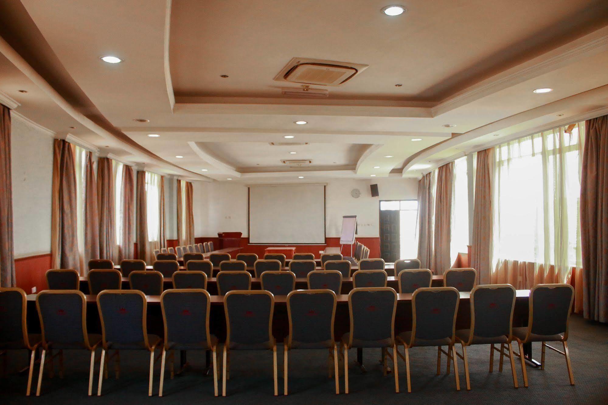 City Royal Resort Hotel Kyambogo  ภายนอก รูปภาพ